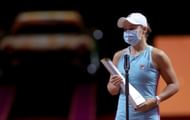 Ashleigh Barty with the 2021 Porsche Tennis Grand Prix trophy.